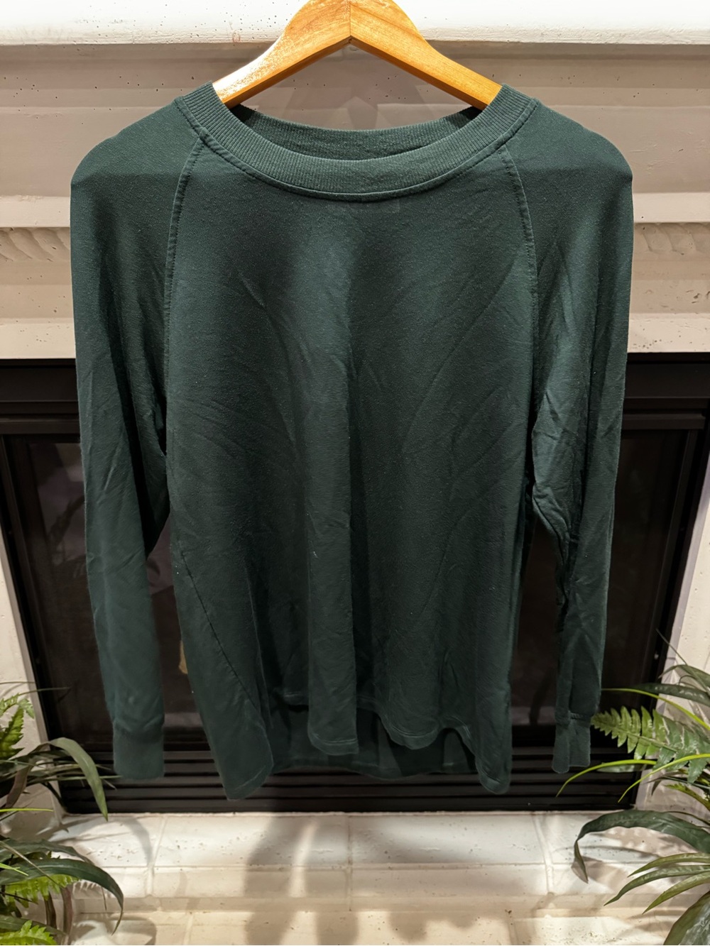 LAKE Women's Long-Sleeve Crewneck Sweatshirt in Forest Green